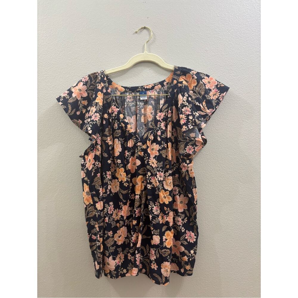 Old Navy Navy Floral Flutter V-Neck Blouse - Picture 2 of 6